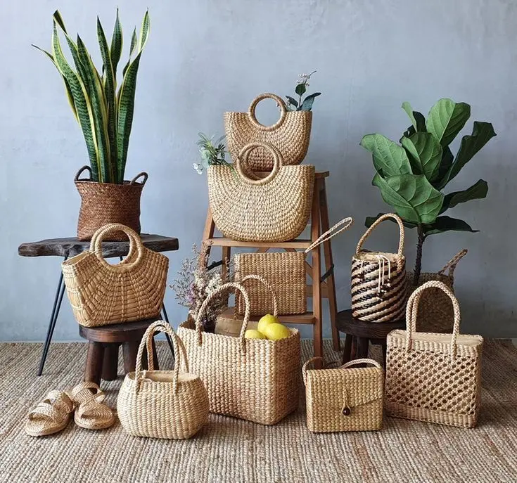 different raffia-handbag 